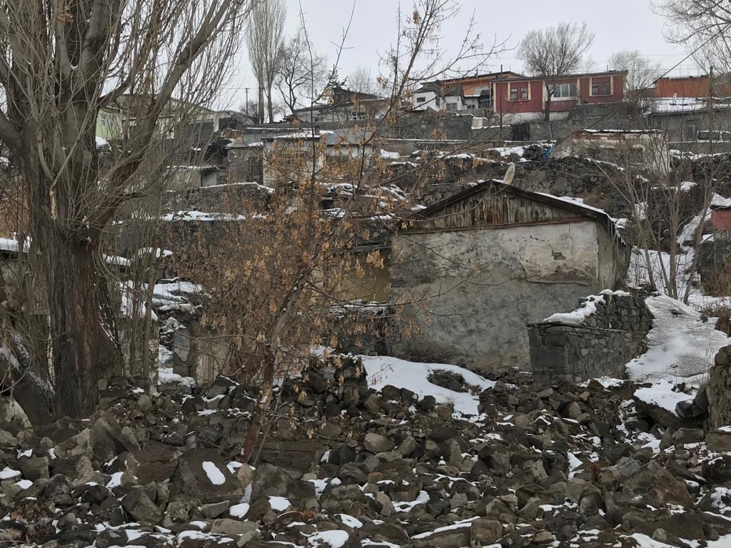 Kars'taki Çarents evi yıkıldı